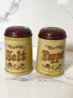 Vtg Country Kitchen Ceramic Salt and Pepper Shakers Set Japan Retro Farmhouse